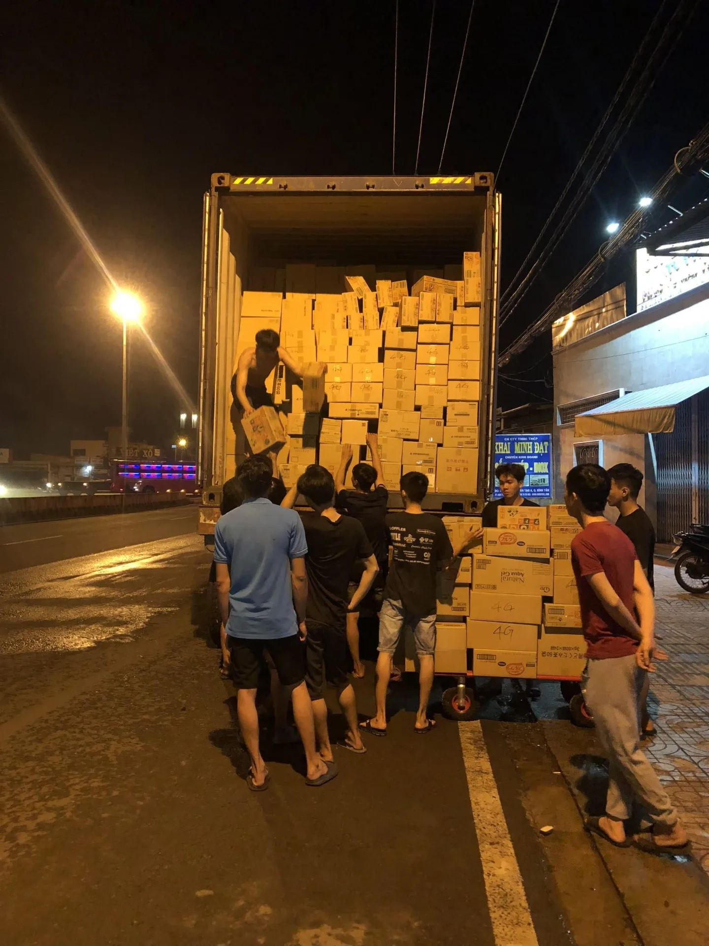 bốc dỡ hàng xe container
